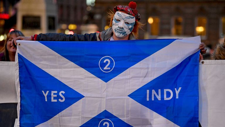 Independence supporters gather in George Square following today&#39;s announcement March 13, 2017 in Glasgow, Scotland. Scotland&#39;s First Minister Nicola Sturgeon has confirmed she will ask for permission to hold a second Scottish independence referendum