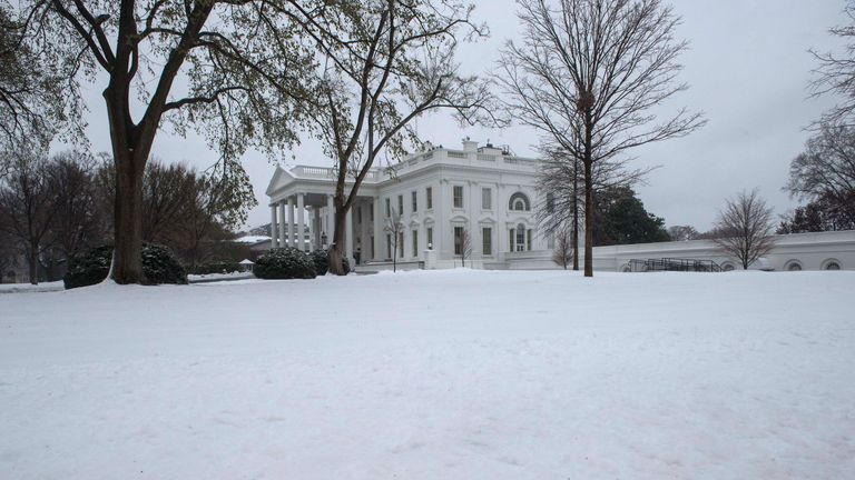 The White House surrounded by snow after the nor&#39;easter