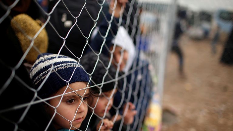 Displaced Iraqis who had fled their homes wait to enter Hammam al-Alil camp 