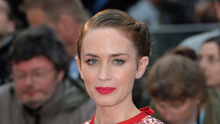 Mary Poppins Returns: First look at Emily Blunt as magical nanny | Ents ...