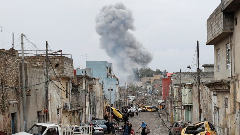 An Iraqi family walks from IS-controlled Mosul towards Iraqi special forces