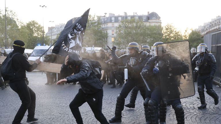 Anti-fascists clash with police forces as they demonstrate in Paris on April 23, 2017 following the announcement of the results of the first round of the Presidential election. Centrist Emmanuel Macron finished ahead of far-right leader Marine Le Pen on Sunday to qualify alongside her for the runoff in France&#39;s presidential election, initial projections suggested