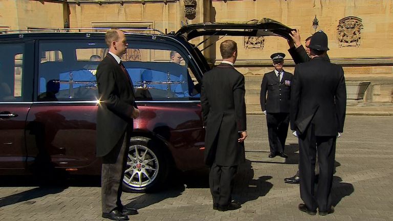 PC Palmer&#39;s body arrives at Westminster to be transferred to the chapel