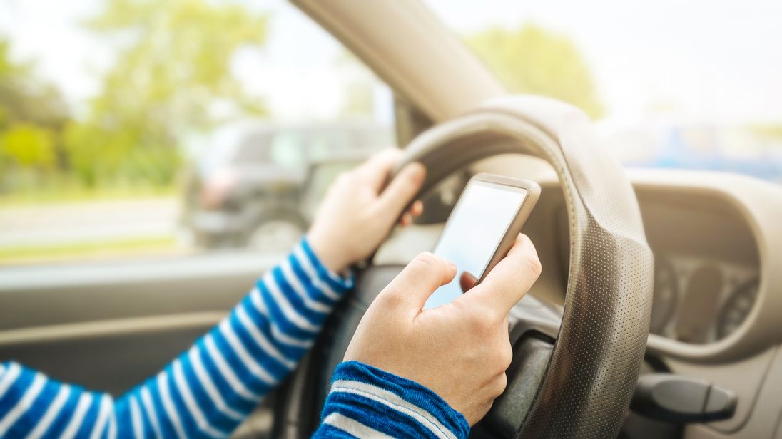 a-third-of-motorists-use-mobile-phone-while-driving