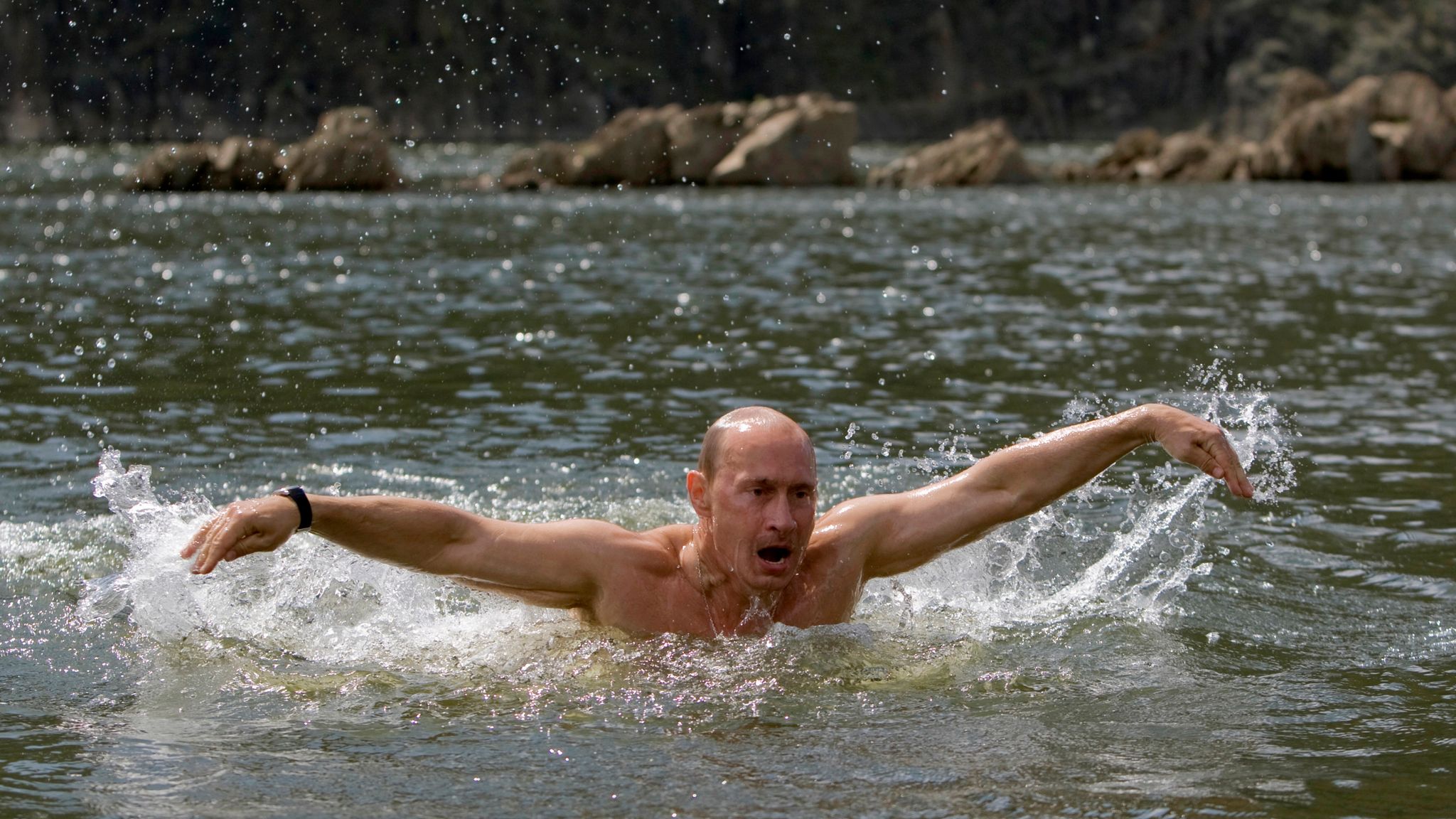 Путин плывет баттерфляем