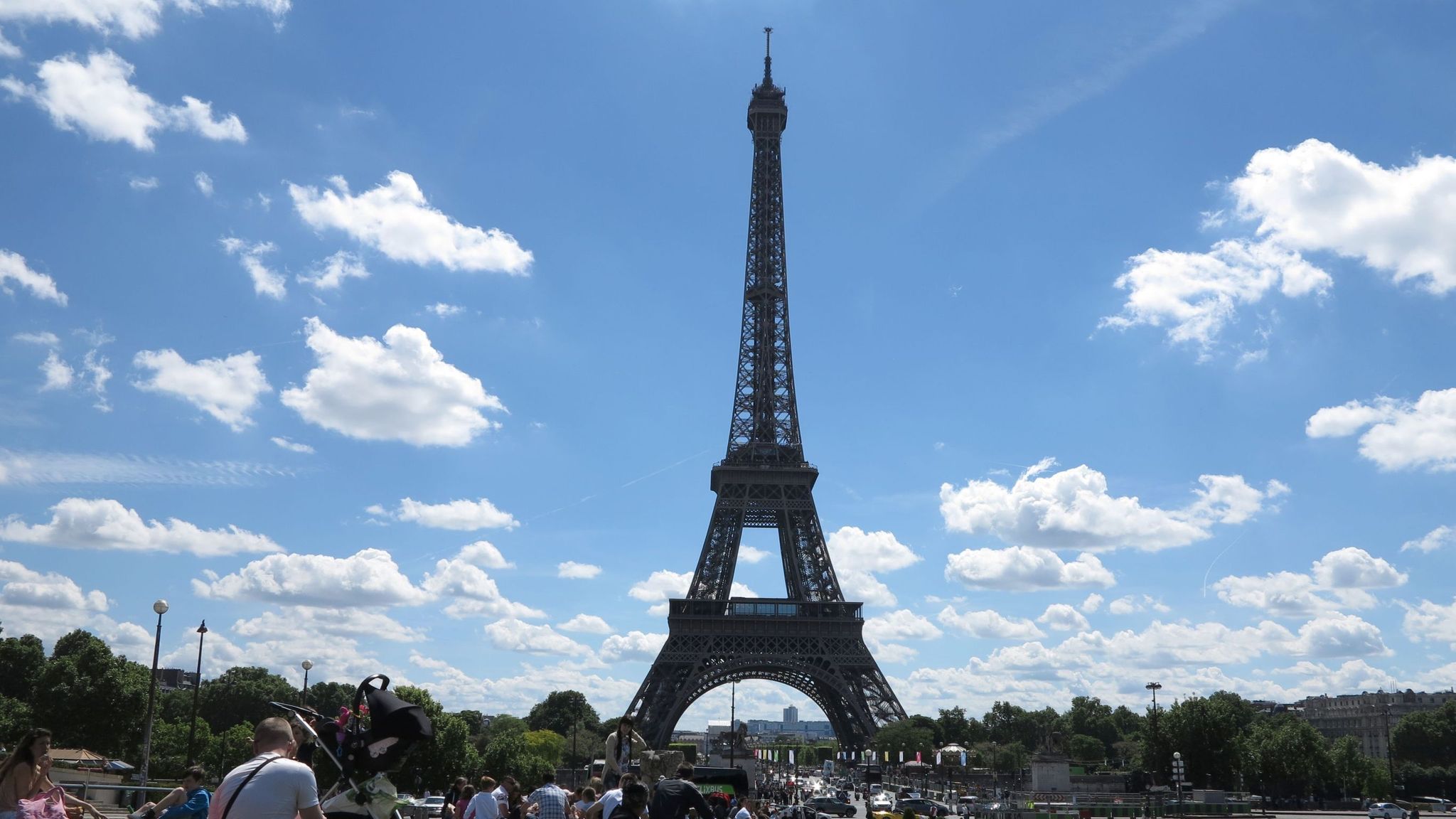 After in paris. Эйфелева башня зимой. Париж город Солнечный днем. День города в Париже. Сера Эйфелева башня.