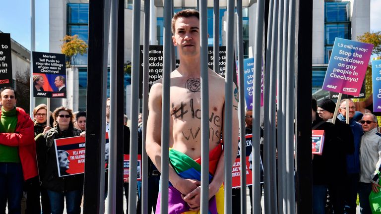 Demonstrators in Berlin calling on Russian President Vladimir Putin to put an end to the persecution of gay men in Chechnya