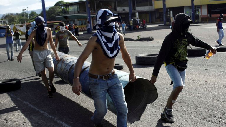 Demonstrators build barricades during a protest against Venezuela&#39;s President Nicolas Maduro&#39;s government in Tariba