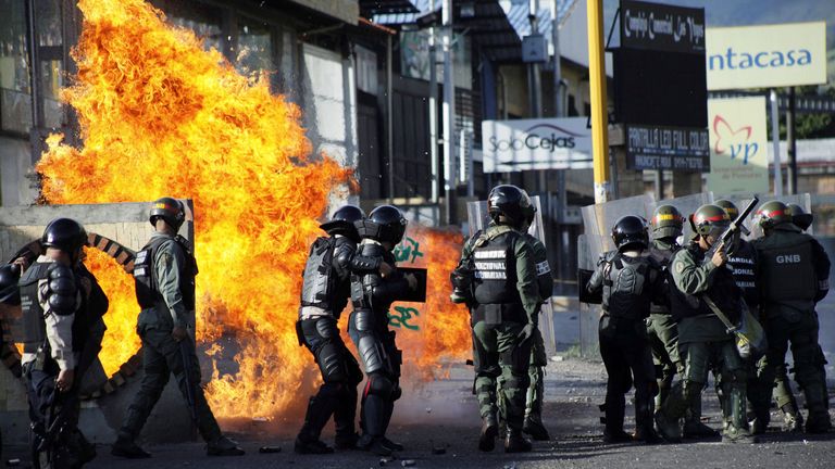 Riot security forces clash with demonstrators during a protest against Venezuela&#39;s President Nicolas Maduro&#39;s government in Tariba