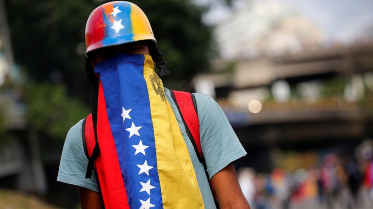 Protesters demonstrating against Venezuela&#39;s government gear up for violent clashes with police
