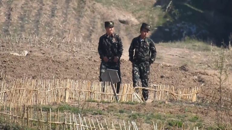 North Korean troops patrol the country&#39;s border with China