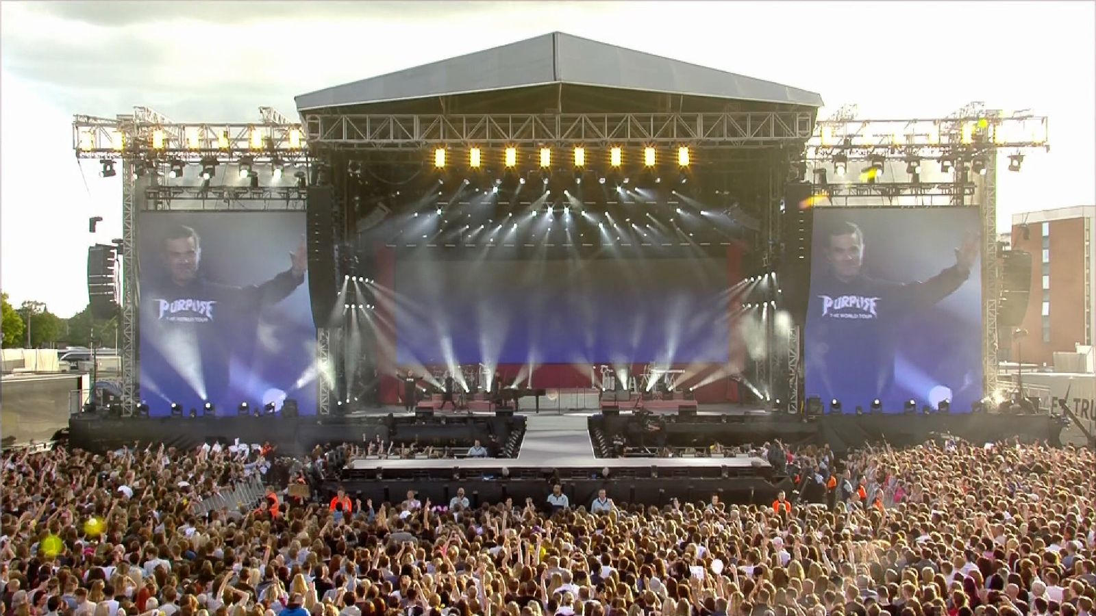 in shadow of attack grande leads studded manchester thousands attend studded gig for manchester terror victims ents arts news sky news in shadow of attack grande leads studded manchester thousands attend studded gig for manchester terror victims ents arts news sky news
