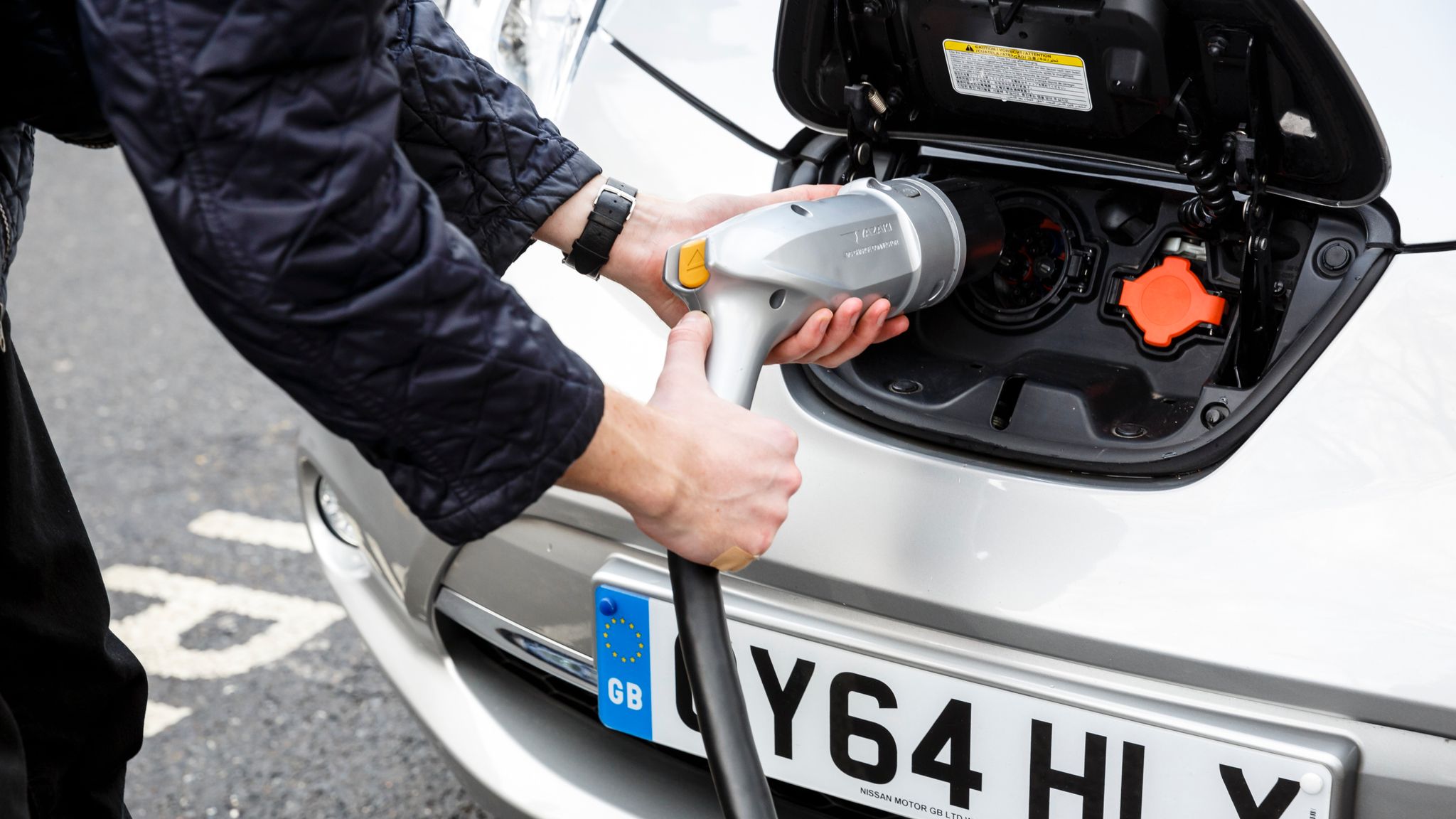'Game changing' electric car chargers return power to grid UK News