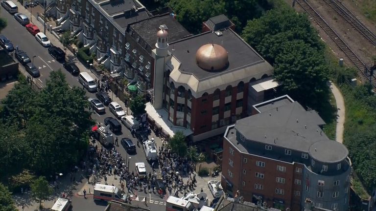 The scene during the PM&#39;s visit to a North London mosque