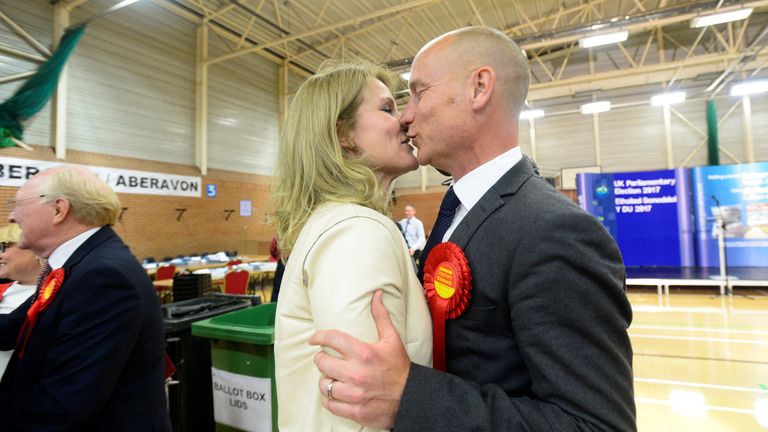 Stephen Kinnock of the Labour Party is congratulated by his wife Denmark&#39;s former Prime Minister Helle Thorning-Schmidt 