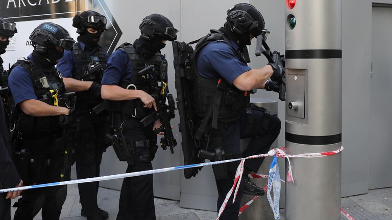 Counter terrorism officers near London Bridge 
