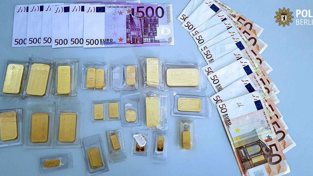 Tweet by Berlin police after man hands in a bag he found full of cash and gold July 2017