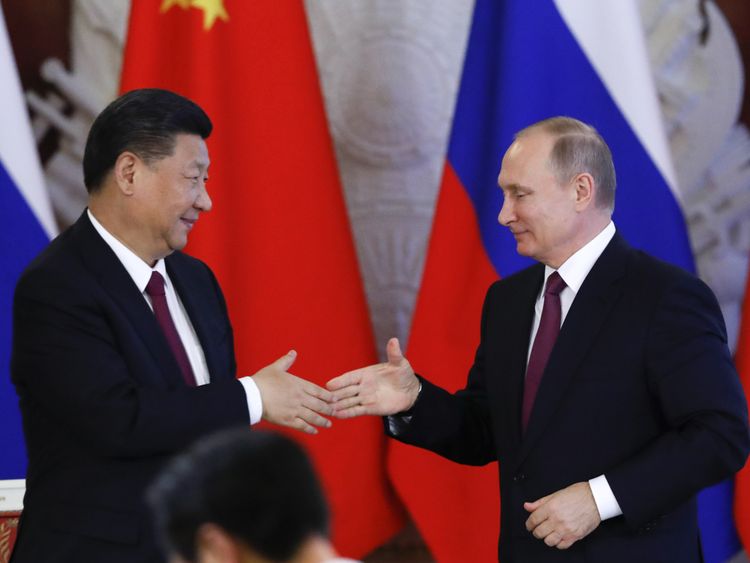 Russian President Vladimir Putin (R) and his Chinese counterpart Xi Jinping