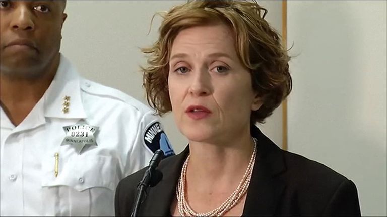 Minneapolis mayor Betsy Hodges wishes officer Noor would speak to investigators