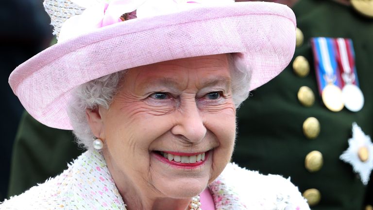 EDINBURGH, SCOTLAND - JULY 4: Queen Elizabeth II attends the annual garden party at the Palace of Holyroodhouse on July 4, 2017 in Edinburgh, Scotland. (Photo by Jane Barlow - WPA Pool/Getty Images)
