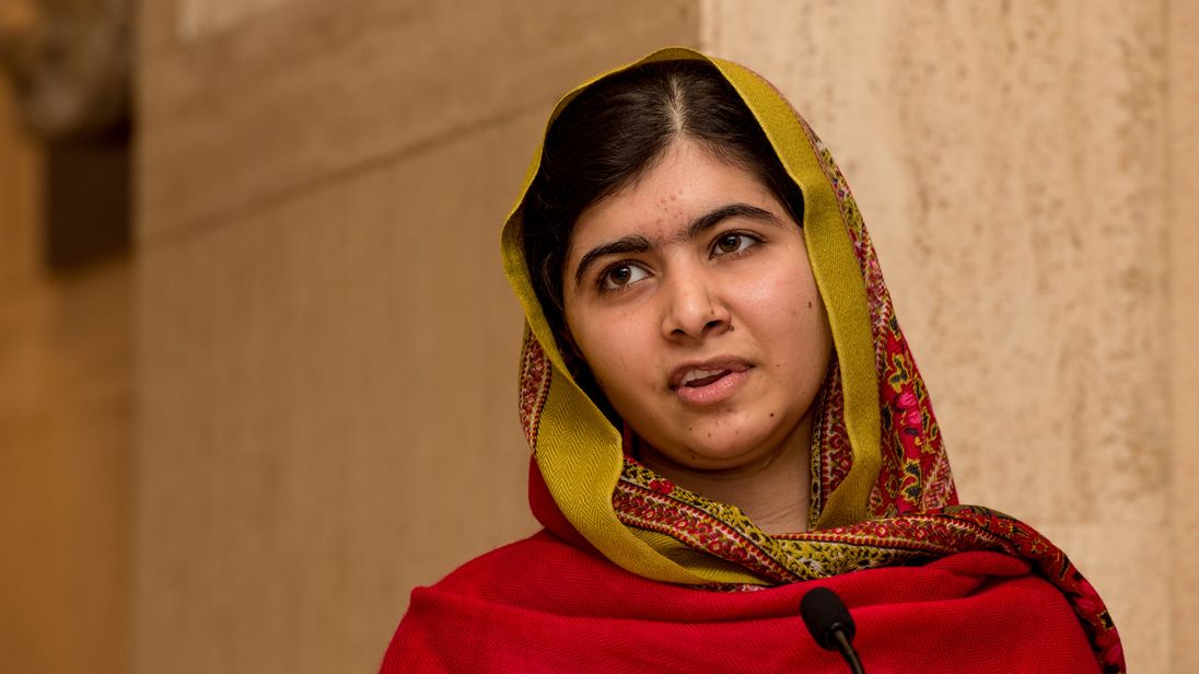 BIRMINGHAM, ENGLAND - NOVEMBER 29: Malala Yousafzai gives a speech as she unveils her official portrait by artist Nasser Azam at Barbar Institute Of Fine Art on November 29, 2015 in Birmingham, England. (Photo by Richard Stonehouse/Getty Images)
