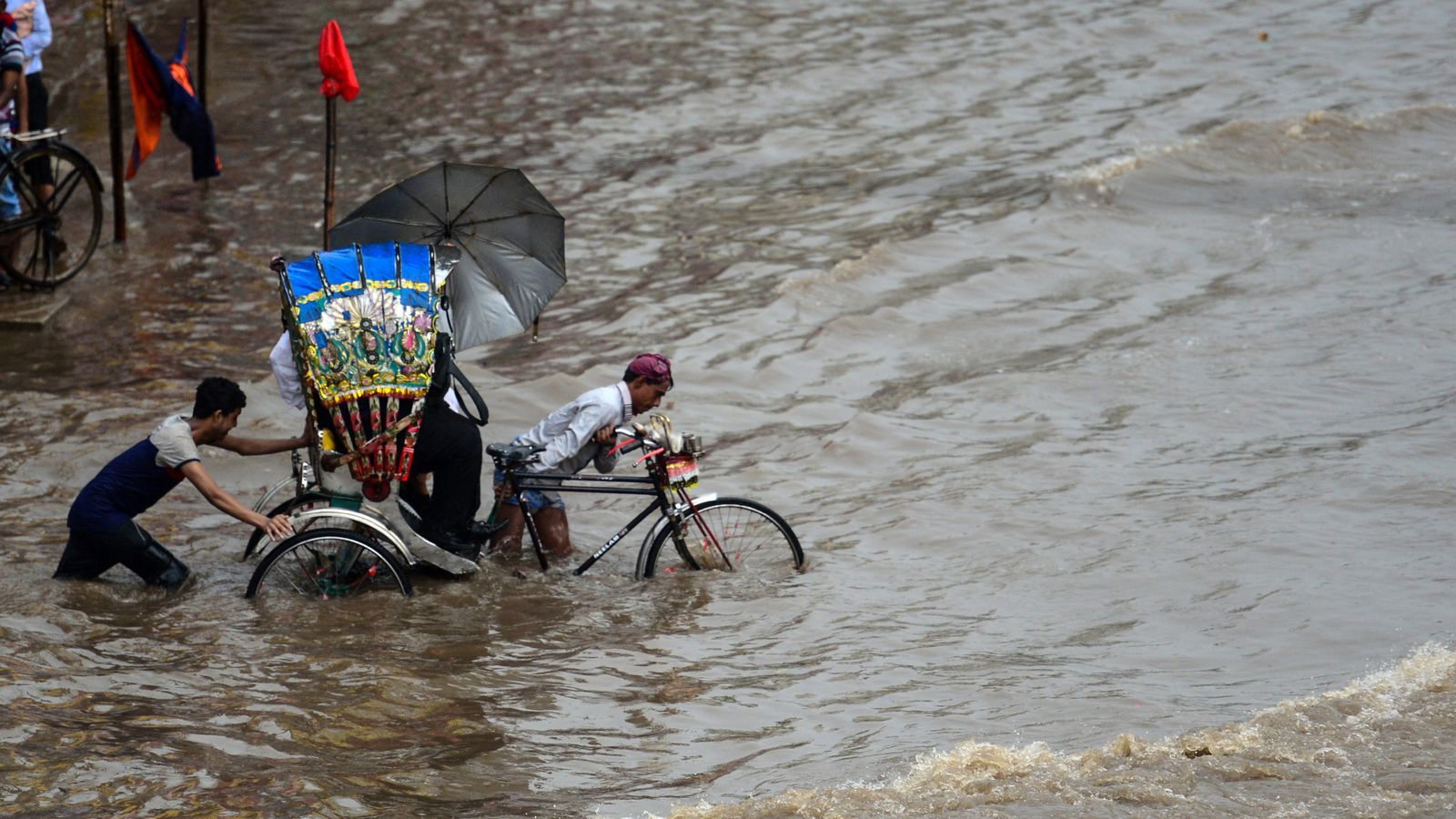 South Asia monsoon floods leave hundreds dead and thousands of homes ...