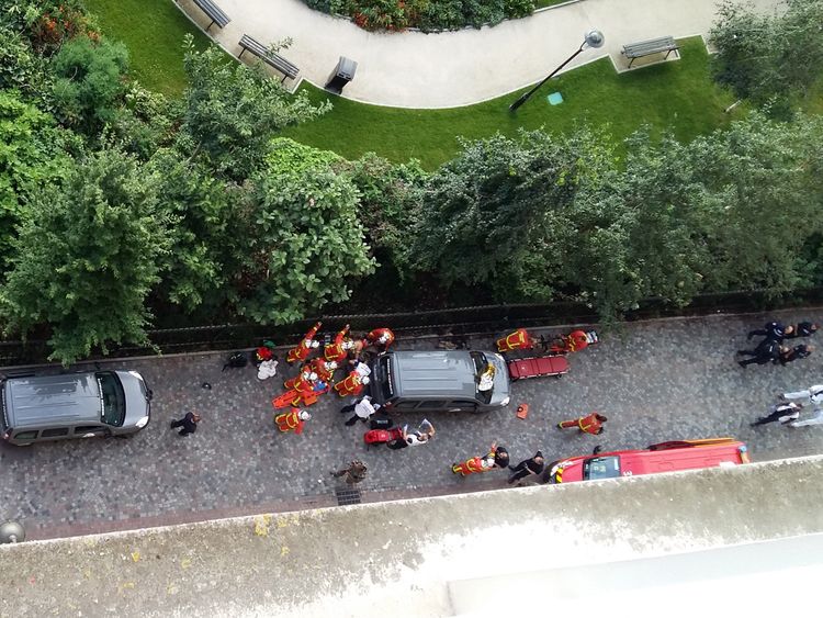 Car slams into soldiers in Paris