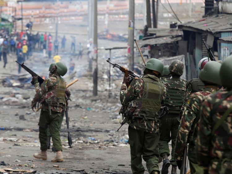 Riot police arrive to disperse the protesters in Mathare
