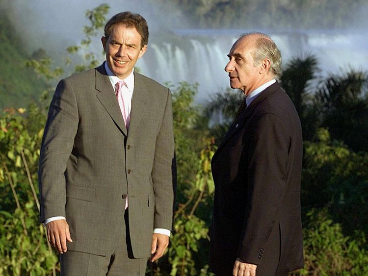 Tony Blair and former Argentine president Fernando de la Rua in Puerto de Iguazu in 2001 