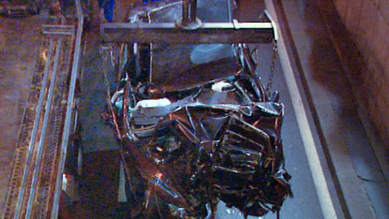 The wreckage of Diana and Dodi&#39;s car being removed from the tunnel