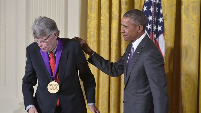 Stephen King (L) and Barack Obama