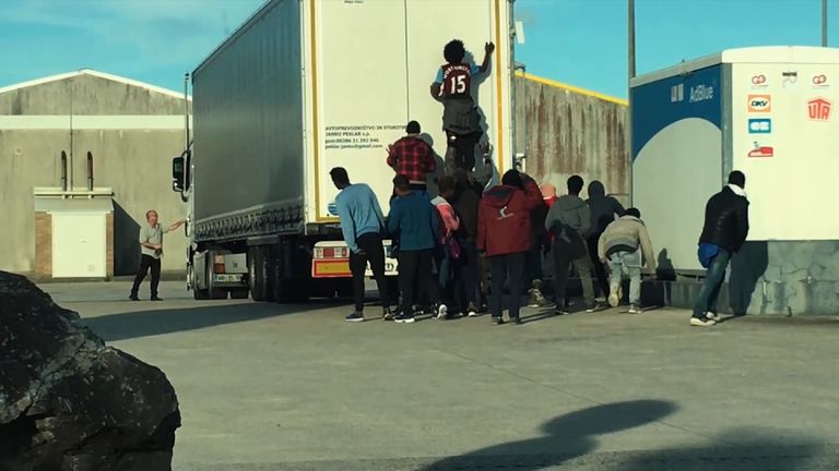 Sky News filmed as a group of migrants tried to break into a truck