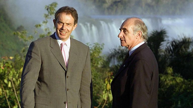 Tony Blair and former Argentine president Fernando de la Rua in Puerto de Iguazu in 2001 