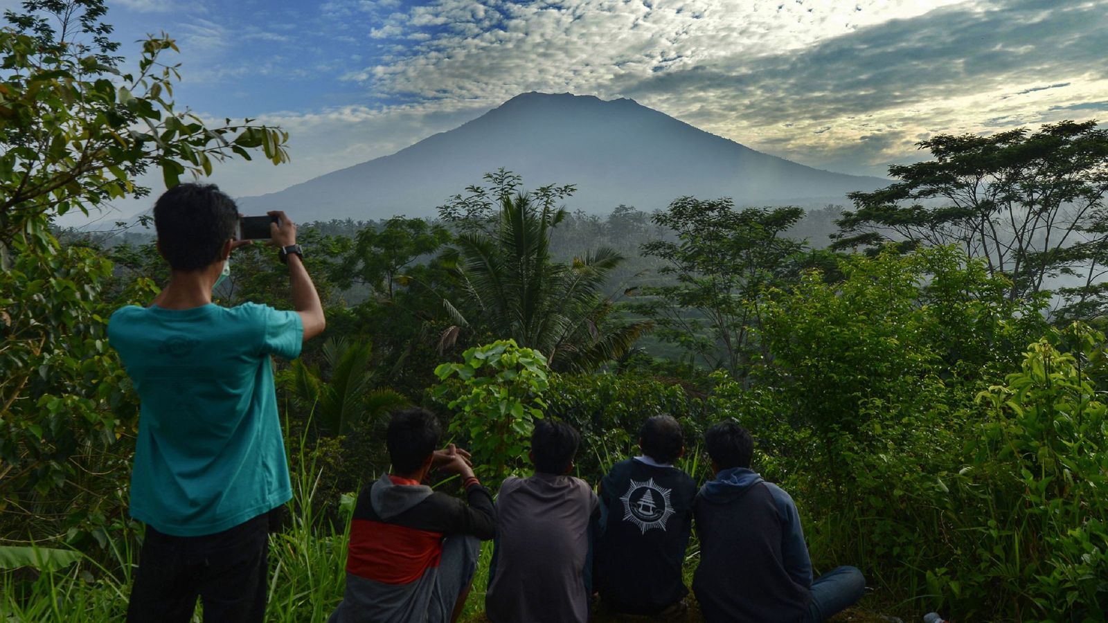 Bali Volcano Critical As 50 000 Evacuated From Near Mount Agung World News Sky News
