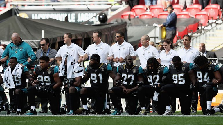 Players from both sides knelt during the US national anthem at Wembley&#39;s NFL game