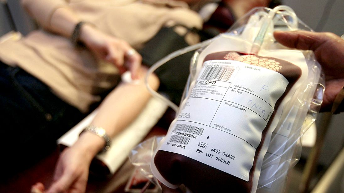 A donor gives blood at a National Blood Service centre in London, March 16, 2004. Britain is to ban people who have had transfusions over the past 24 years from donating blood to reduce the risk of spreading the human form of mad cow disease. [British Health Secretary John Reid announced the move three months after he reported what is throught to have been the world&#39;s first case of variant of Creutzfeldt--Jakob disease (vCJD) caused by transfusion.]
