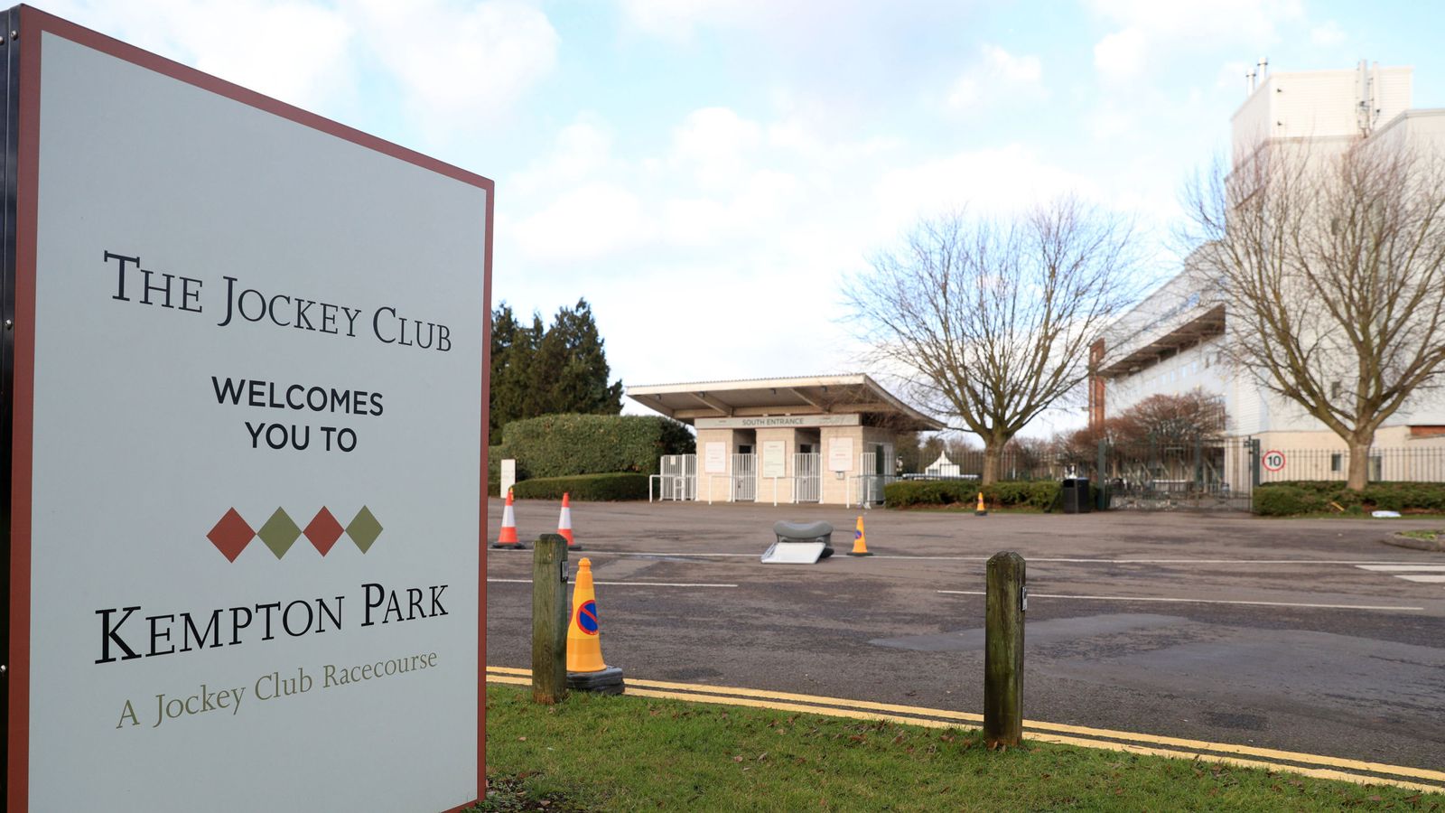 Man dies after 'stable injury' at Kempton Park in Surrey | UK News ...