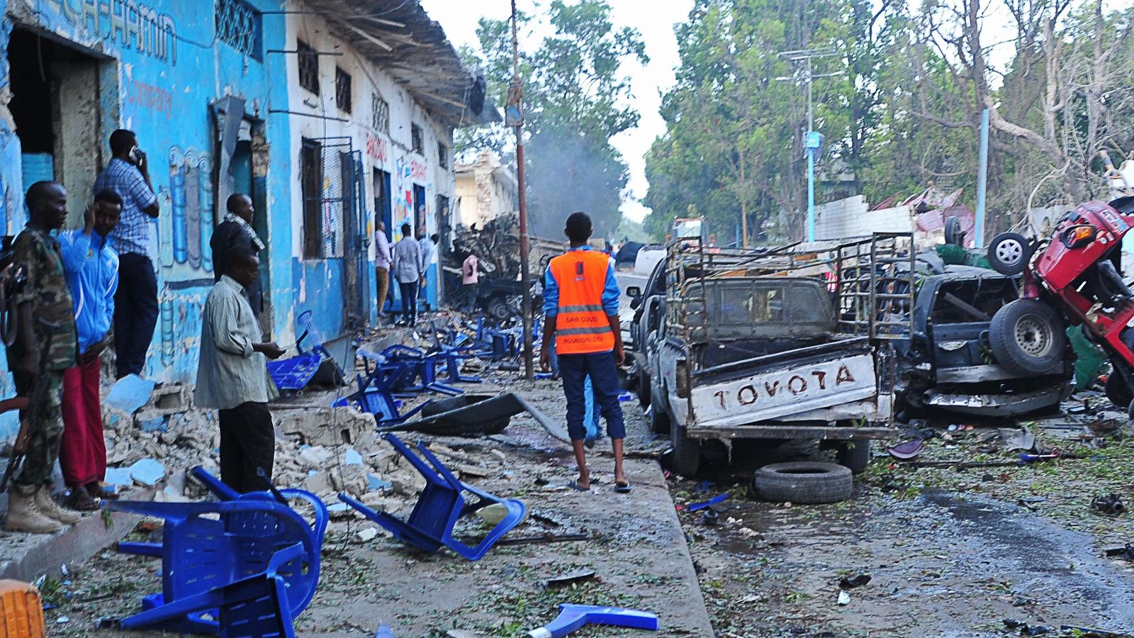 Somalia Car Bomb Attack On Mogadishu Hotel Kills At Least 23 World 