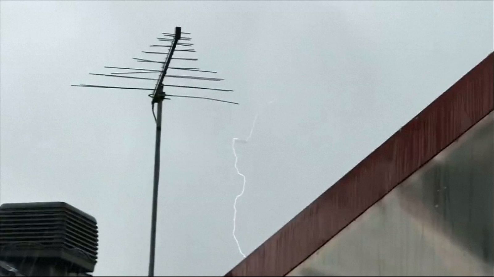 Lightning appears to strike plane in Australia | News UK Video News ...
