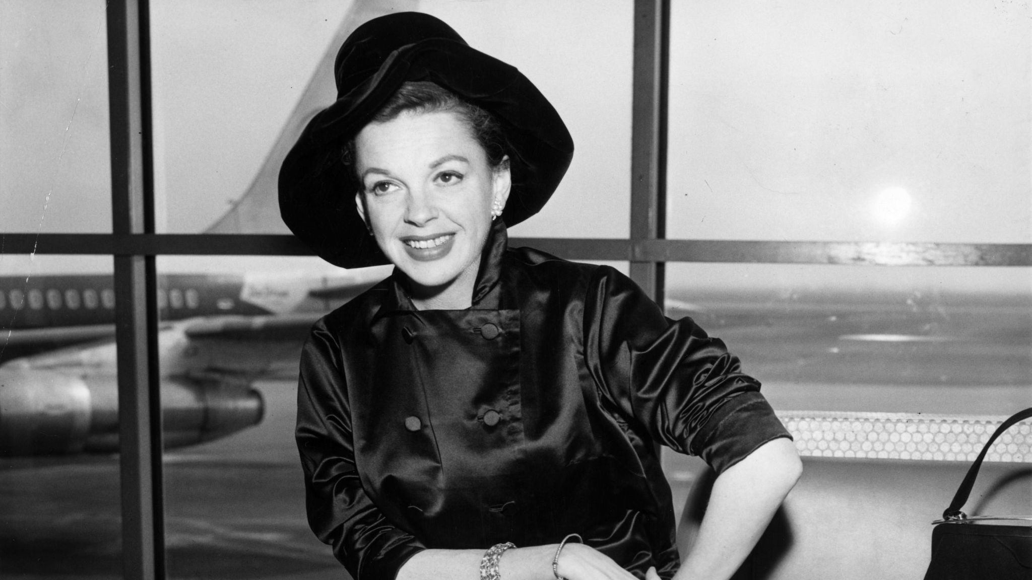 circa 1955: Singer and film star, Judy Garland (1922 - 1969) at an airport. (Photo by Keystone/Getty Images)