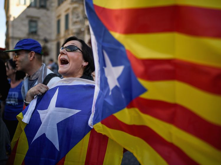 Kataluniako bandera separatistak astintzen dituzte Bartzelonako Generalitate Jauregiaren aurrean