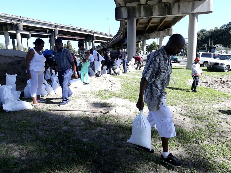 People fill sand bags in New Orleans ahead of the storm&#39;s arrival
