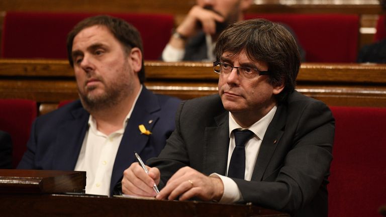 Catalan President Carles Puigdemont (R) during a meeting of the Catalan government