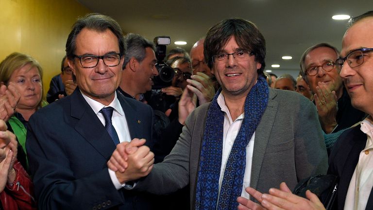 Carles Puigdemont (right) with Catalonia&#39;s previous pro-independence leader Artur Mas (left) in 2016