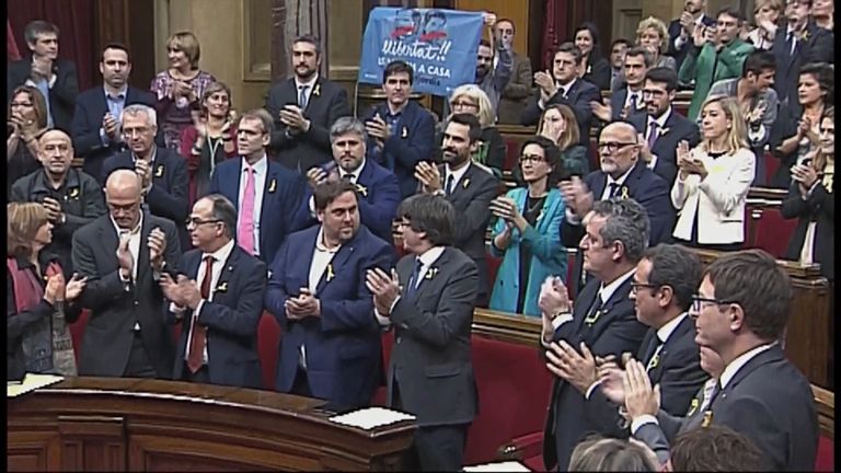 Politicians applaud the announcement of the vote in the Catalan parliament