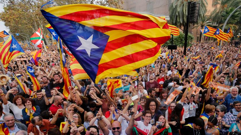 Celebraciones en Barcelona después de que el parlamento de Cataluña votara para declarar la independencia de España