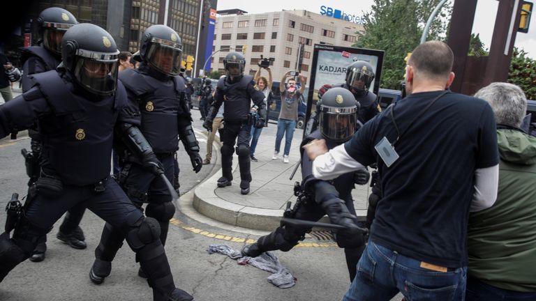Spanish police use batons against protesters in Tarragona