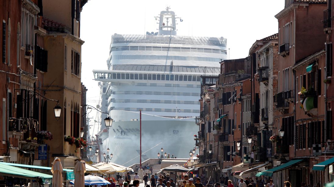 large cruise ships in venice