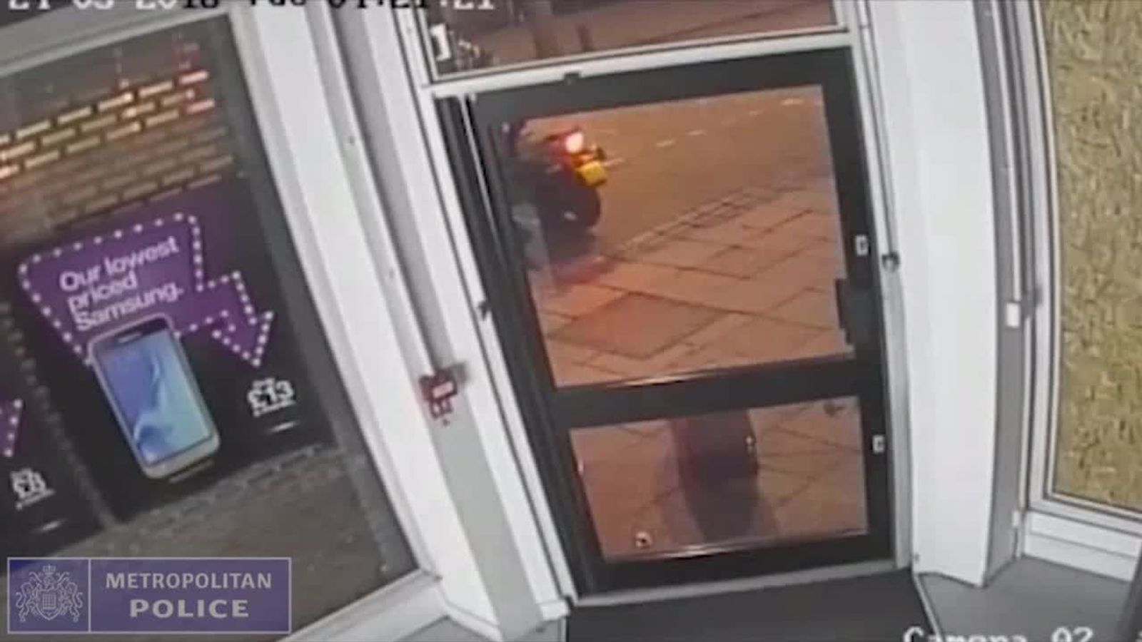 Moped gang smash way into phone shop | News UK Video News | Sky News