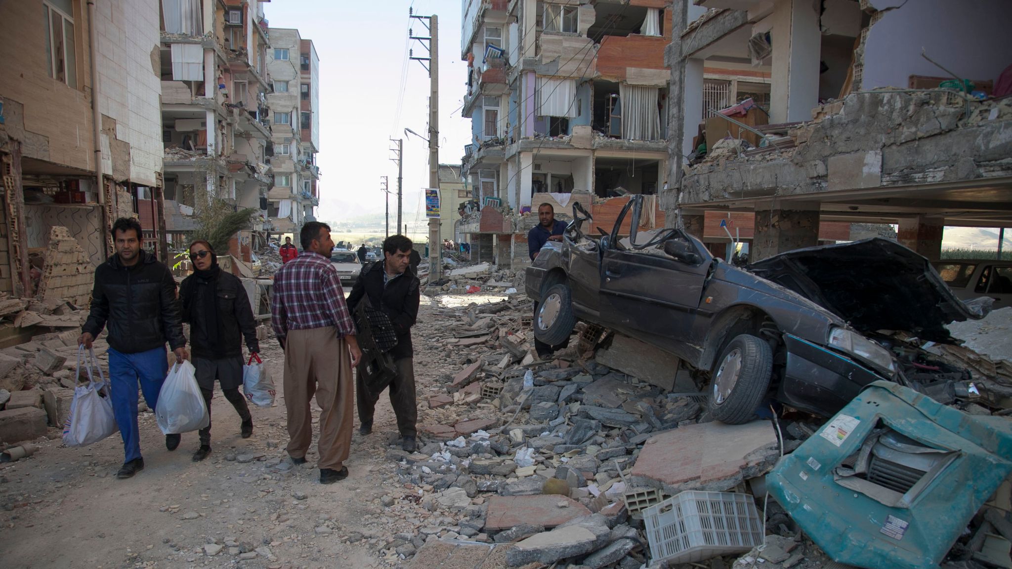 More than 400 people dead in IranIraq earthquake World News Sky News